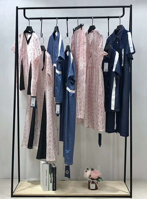 【哥弟潮流連衣裙淘寶推薦網紅直播品牌折扣女裝】-