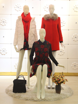 時(shí)尚斑斕容悅女裝冬裝火熱上市，開啟加盟代理新機(jī)遇